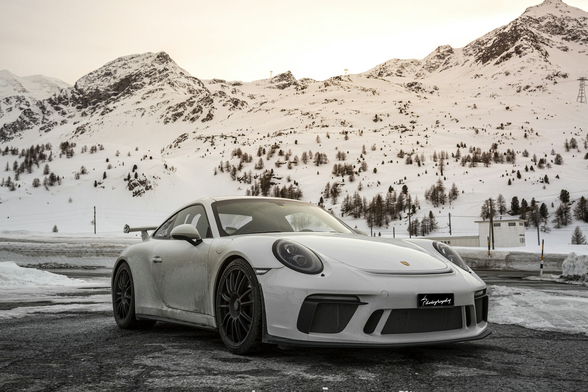 Porsche 911 GT3 RS visto de perfil em pista